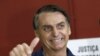 En esta foto del 7 de octubre de 2018, se ve al entonces candidato Jair Bolsonaro en una mesa electoral en Río de Janeiro, Brasil.