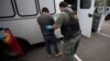 Una demanda colectiva acusa a agentes federales en Baltimore de atraer a familias a interrogatorios sobre su matrimonio solo para detener al cónyuge inmigrante para deportarlo.