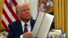 Президент Дональд Трамп в Овальном офисе Белого дома. Январь 2025 г. 