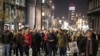 Para pendukung koalisi oposisi Serbia Melawan Kekerasan (SPN) berpawai di jalan-jalan sebagai protes terhadap pelanggaran pemilu di Kota Belgrade, Serbia, Rabu, 27 Desember 2023. (Foto: Marko Djurica/Reuters)