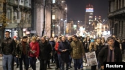 Para pendukung koalisi oposisi Serbia Melawan Kekerasan (SPN) berpawai di jalan-jalan sebagai protes terhadap pelanggaran pemilu di Kota Belgrade, Serbia, Rabu, 27 Desember 2023. (Foto: Marko Djurica/Reuters)