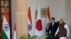 Perdana Menteri India Narendra Modi (kanan) bersama Perdana Menteri Jepang Fumio Kishida setibanya di New Delhi, India, 20 Maret 2023. (AP/Manish Swarup)