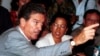 James “Bob” Moffett, kepala eksekutif Freeport McMoRan, yang berpusat di Louisiana, menjawab tuduhan dalam sebuah konferensi pers setelah bertemu Jaksa Agung Indonesia di Jakarta, Kamis, 5 November 1998 (foto: AP Photo/Muchtar Zakaria)