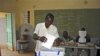 Wani dan kasar Burkina Faso yana kada kuri'arsa, lahadi 21 Nuwamba 2010 a Ouagadougou, babban birnin kasar.