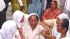 রবিবার ভারতের উত্তর প্রদেশের একটি গ্রামে কৃষকদের ওপর জুনিয়র স্বরাষ্ট্রমন্ত্রীর গাড়ী চালিয়ে দেয়ায় মারা যাওয়া একজন কৃষকের স্বজন ও প্রতিবেশীরা শোক প্রকাশ করছেন- এপি 