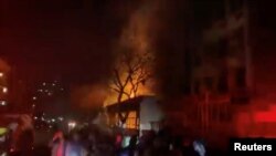 দক্ষিণ আফ্রিকার জোহানেসবার্গে আগুনে পুড়ে যাওয়া একটি ভবনের কাছে লোকজন জড়ো হচ্ছে। ৩১ আগস্ট, ২০২৩। (সিটি অফ জোবার্গ ইএমএস/হ্যান্ডআউট রয়টার্সের মাধ্যমে)