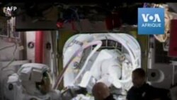 Deux femmes sortent ensemble dans l'espace, une première