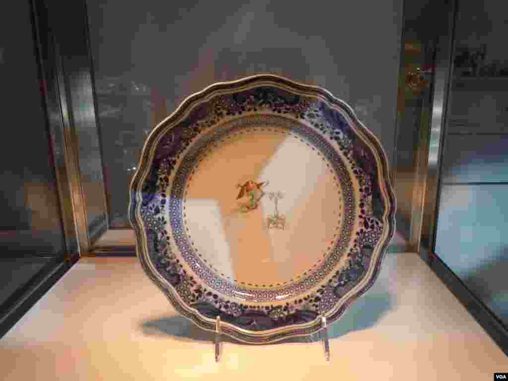 This porcelain which was made to order in China for President George Washington and his wife Martha. This one plate is expected to sell at auction for between $25,000 and $40,000. (VOA/J. Taboh)