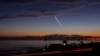 Un lanzamiento nocturno de un cohete SpaceX Falcon 9 que transporta 20 satélites Starlink V2 Mini, desde el Complejo de Lanzamiento Espacial en la Base de la Fuerza Espacial Vandenberg, se ve sobre el Océano Pacífico desde Encinitas, California, EEUU, el 23 de junio de 2024.
