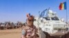 Seorang tentara Chad yang berdinas untuk Misi PBB di Mali (MINUSMA), berdiri di depan kendaraan misi di keluar Kota Gao, di Mali, 25 Oktober 2023. (Foto: MINUSMA/AFP)