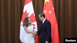加拿大外长弗里兰2017年8月与中国外长王毅会面（路透社）