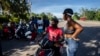 El uso de motos eléctricas chinas está transformando la movilidad en Cuba, facilitando la vida de los ciudadanos frente a la crisis económica y la escasez de combustible.