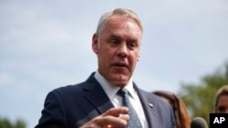 El secretario de Interior de EE.UU. Ryan Zinke durante una conferencia de prensa a las afueras de la Casa Blanca en Washington, el jueves 16 de agosto del 2018.