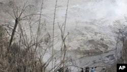 Yankin Gamber na kasar Indonesia da toka ta kwararo daga cikin dutse