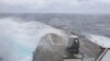 Kapal perusak berpeluru kendali kelas Arleigh Burke USS Milius (DDG 69) berlayar di Laut Filipina, 13 Maret 2023. (Spesialis Komunikasi Massa Kelas Satu Greg Johnson/Angkatan Laut AS via AP)