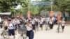(រូប​មិន​ទាក់ទង) ក្មេង​សិស្សបឋម​សិក្សា​កេសរារាមចាក​ចេញ​ពី​សាលា​របស់​គេ​ កាល​ពី​​​ថ្ងៃសុក្រ ​ទី​២០​ ខែ​មីនា​ ឆ្នាំ​២០១៥​ ក្នុងខេត្ត​​សៀមរាប​​ ប្រទេស​កម្ពុជា​។ (នូវ​ ពៅលក្ខិណា​/VOA)
