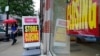 ARCHIVO - Un peatón pasa frente a una tienda anunciando su cierre, en Boston el 2 de septiembre de 2020. El desempleo y la ralentización de la economía siguen en punto de mira de estadounidenses en este 2024, año electoral en EEUU.