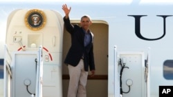 President Barack Obama waves from Air Force One before departure at Andrews Air Force Base in Maryland, en route to Boston, where he will speak at the Greater Boston Labor Council, Labor Day Breakfast, Sept. 7, 2015.