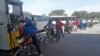 Motoristas fazem filas de três horas