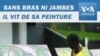 Un peintre handicapé utilise sa bouche pour créer des œuvres d'art