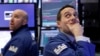 Los especialistas, John Parisi (izq.) y Michael Gagliano (der.) en la Bolsa de Valores de Nueva York observan los movimientos del mercado el martes 5 de febrero de 2018.