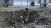 Український вибухотехнік оглядає місце вибуху після російського ракетного удару по Харкову 6-го квітня 2024 року. Російська компанія, що займається виробництвом мікрочипів, продовжує постачати їх російським виробникам зброї, незважаючи на свої заяви, що цього не робить.