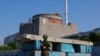 Seorang anggota militer Rusia berjaga di pos pemeriksaan dekat Pembangkit Listrik Tenaga Nuklir Zaporizhzhia di wilayah Zaporizhzhia, Ukraina yang dikuasai Rusia, 15 Juni 2023. (Foto: REUTERS/Alexander Ermochenko)
