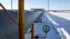 Pipa gas tampak terlihat membentang di stasiun pemompaan gas Sudzha milik perusahaan gas Rusia Gazprom dalam foto yang diambil pada 13 Januari 2009. (Foto: Reuters/Denis Sinyakov)