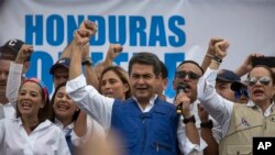 Honduran President Juan Orlando Hernandez speaks to supporters, in Tegucigalpa, Honduras, Dec. 7, 2017. 
