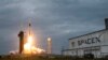 Roket SpaceX Falcon 9 dengan kapsul Crew Dragon diluncurkan dari pad LC-39A selama Axiom Mission Three (Ax-3) di Kennedy Space Center, di Cape Canaveral, Florida, pada 18 Januari 2024. (Foto: AFP)