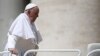 El papa Francisco sube al papamóvil al final de la audiencia general semanal el 26 de junio de 2024 en la plaza de San Pedro en el Vaticano.