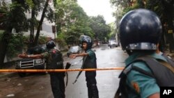 2016年7月2日孟加拉警方在首都达卡袭击事件发生地区警戒。