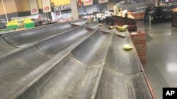 Un contenedor de productos para bananas casi vacío en una tienda de comestibles en Anchorage, Alaska tras un fuerte terremoto el viernes. Diciembre 2 de 2018.