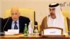 Ministan harkokin wajen Qatar Hamad Bin Jassim Al-Thani yake zantawa da sakataren kungiyar kasashen Larabawa Nabil Al-Arabi a wajen wani taro da suka yi a birnin Doha akan kasar Syria.