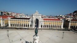 La emblemática Praça do Comercio, uno de los principales atractivos turísticos de Lisboa, prácticamente vacía debido a la pandemia.