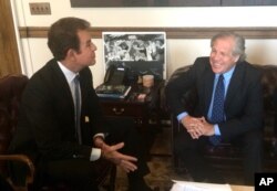 Honduran presidential candidate Salvador Nasralla, left, talks to OAS Secretary General Luis Almagro at the OAS headquarters in Washington, Dec. 18, 2017.