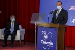 美国卫生部长阿扎尔在台北的台湾大学发表演讲。（2020年8月11日）