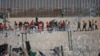 Di dân bị bắt giữ tại bức tường biên giới Mỹ-Mexico nhìn từ Ciudad Juarez, Mexico, ngày 27/12/2023