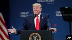 El presidente de EE.UU. Donald Trump, habla sobre el programa Medicare de ayuda médica para los estadounidenses de tercera edad y personas discapacitadas, en el Sharon L.Morse Performing Arts Center, en Florida. Oct. 3, 2019. AP/John Raoux.