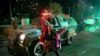 Una mujer grita frente a un camión de la policía chilena cerca de la estación del metro de Santa Lucía, durante las protestas por el aumento al costo del pasaje del transporte público. (AP)