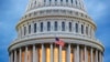 ARCHIVO - Una bandera de EEUU ondea frente a la cúpula del Capitolio en Washington, el 6 de noviembre de 2018. 