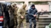 Un marinero ucraniano (derecha) es escoltado por un agente de inteligencia ruso a una corte en Simferool, Crimea, el martes 27 de noviembre de 2018.
