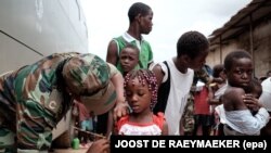 Vacinação contra a febre amarela no mercado em Luanda