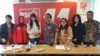 Dari ki-ka: Caleg PSI Imelda B, Jubir PSI bidang Perempuan Dara Adinda, Korban "RA", Koordinator KPKS Ade Armando, Aktivis LBH Ratna B, Tim Pengacara dalam Diskusi Publik "Melawan Predator Seks" di Kantor DPP PSI Jakarta, Selasa (8/1) (Foto: VOA/Ghita).