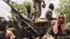 Sojojin Najeriya a tsaye kusa da wata mota mai dauke da bindiga da aka kwato daga hanun 'yan Boko Haram