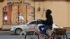 Una mujer saudita monta su bicicleta en Jeddah, Arabia Saudita, el viernes 27 de septiembre de 2019. (AP/ Amr Nabil) El domingo 6 de octubre de 2019, el reino anunció que permitirá a las mujeres alquilar habitaciones de hotel sin necesidad de un guardián masculino.