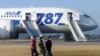 Pesawat 787 Dreamliner milik All Nippon Airways (ANA) Boeing Co di Bandara Takamatsu, Jepang. ANA terpaksa kembali ke bandara keberangkatan pada Sabtu (13/1) setelah ditemukan retak pada kaca kokpit pesawat Boeing 737-800 (Foto: Ilustrasi/Kyodo via Reuters)