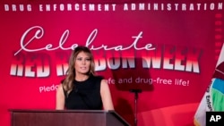 La primera dama estadounidense Melania Trump habla durante un evento de la agencia antidrogas, DEA, en Arlington, Virginia, el lunes 7 de octubre del 2019. (AP Foto/Andrew Harnik).