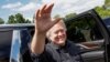 Steve Bannon, ex asesor principal de Donald Trump, saluda a sus partidarios cuando llega para hablar con los medios antes de presentarse en prisión en la institución correccional federal de EEUU en Danbury, Connecticut, el 1 de julio de 2024.