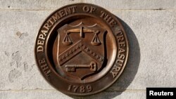 Бронзовая печать Министерства финансов США на здании Минфина в Вашингтоне